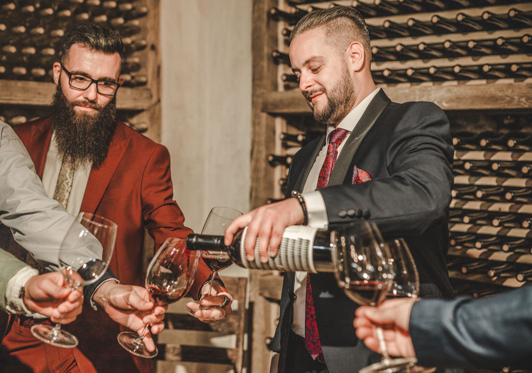 Dégustation de vin en cave provençale avec sommelier